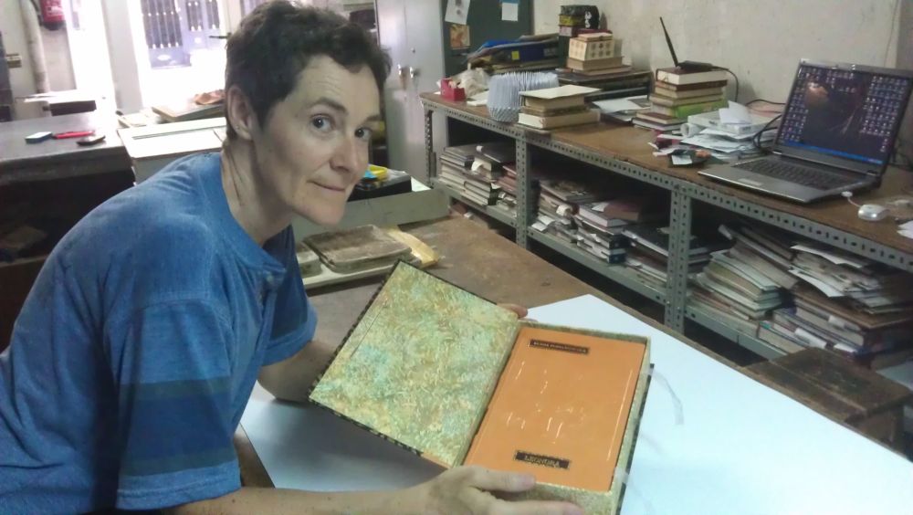 Milagros Cólera Beamonte, encuadernadora artesanal