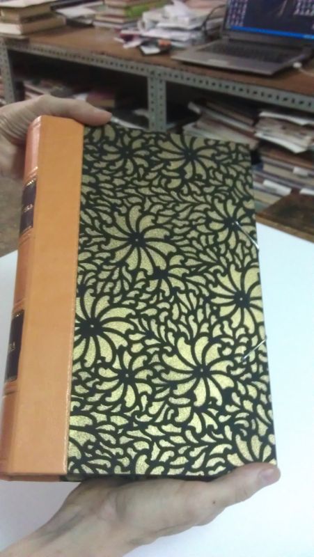 Encuadernación artesanal de libro de diseño con estuche